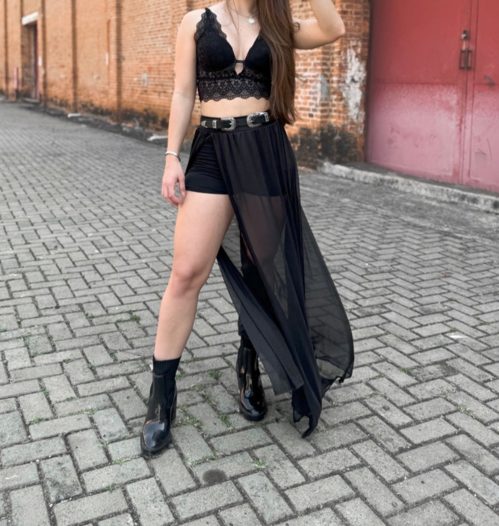 Saia tule com shorts e fenda