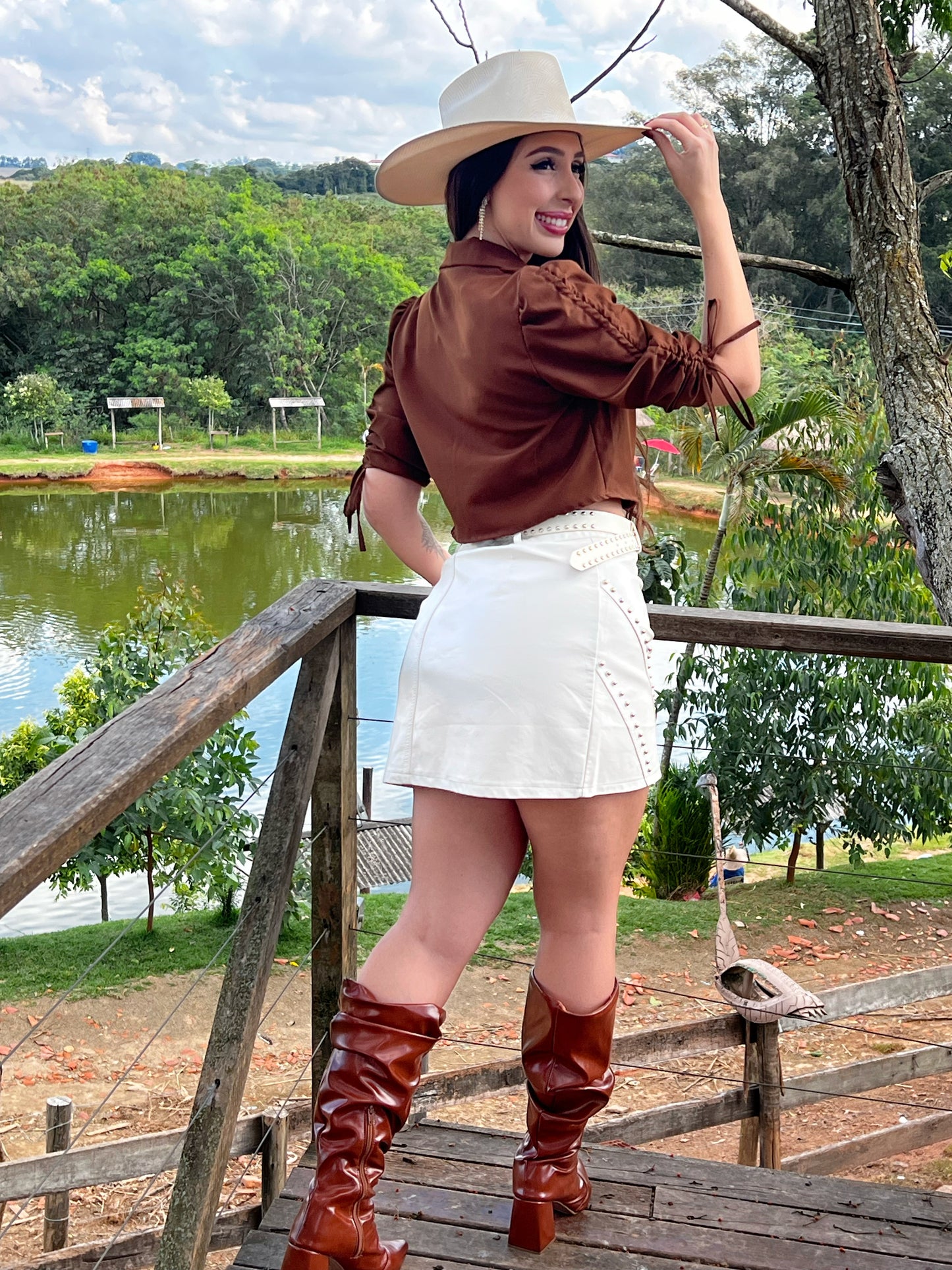 Camisa cropped marrom