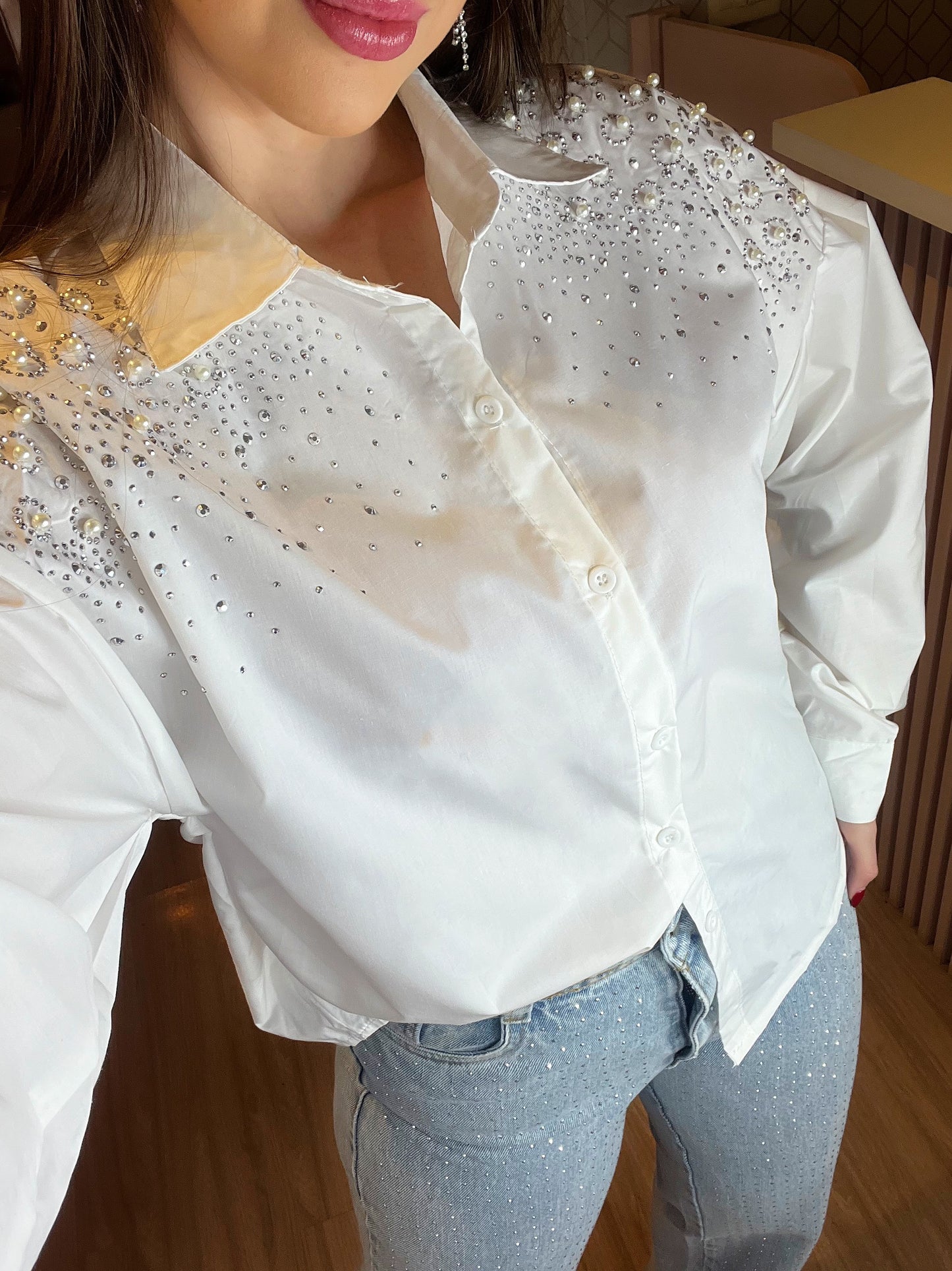 Camisa branca aplicações pedraria