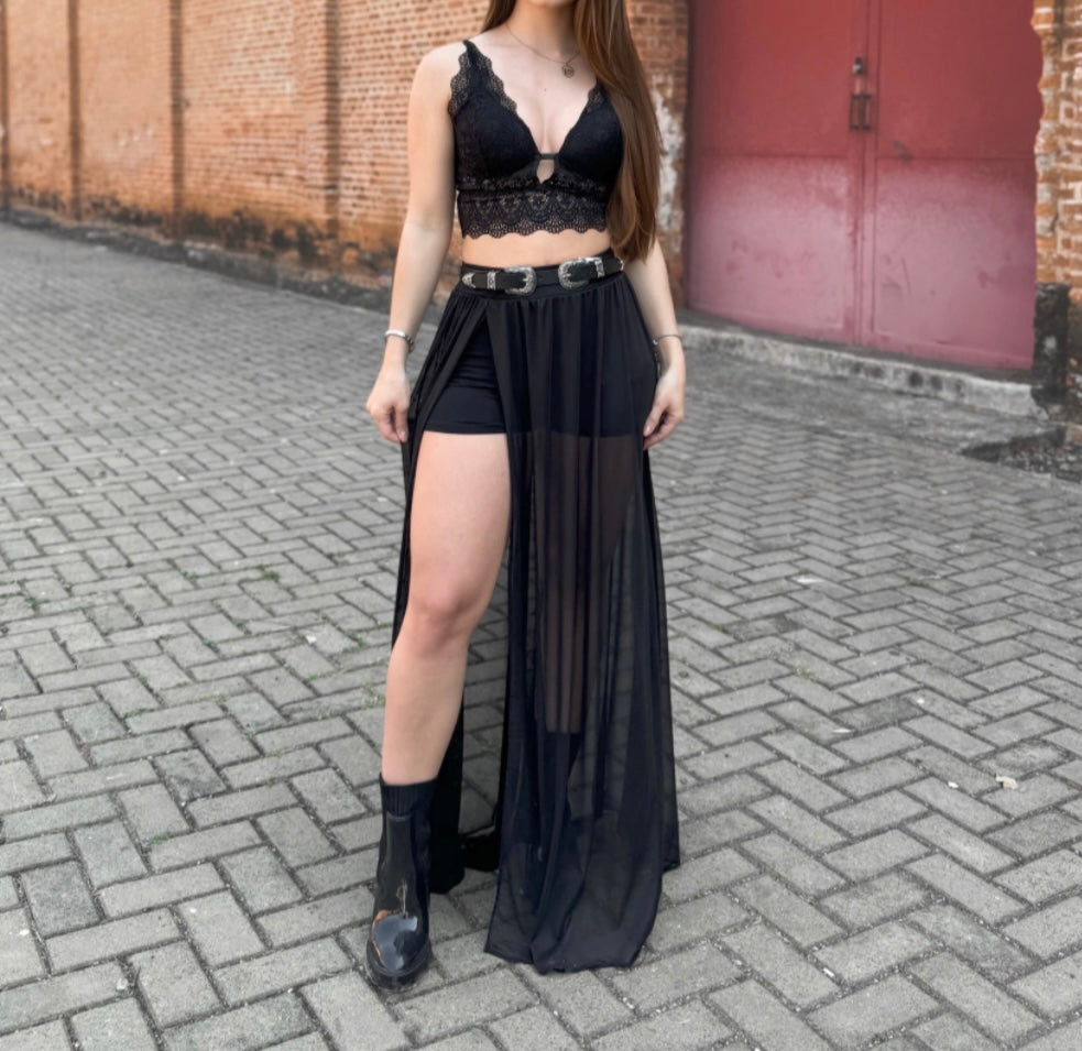 Saia tule com shorts e fenda