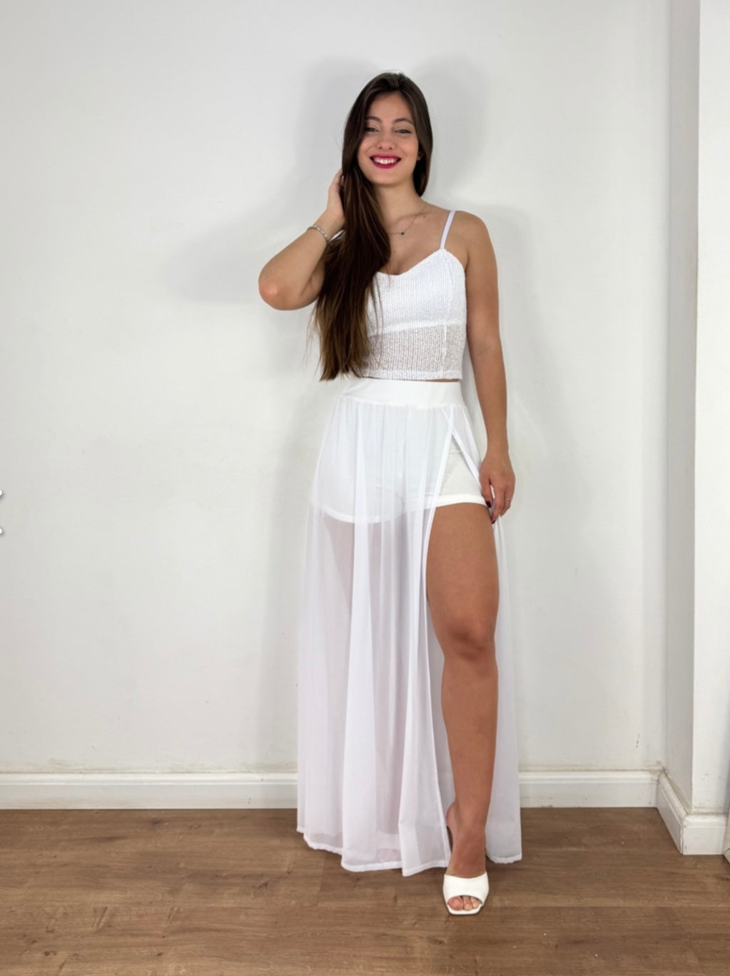 Saia tule com shorts e fenda
