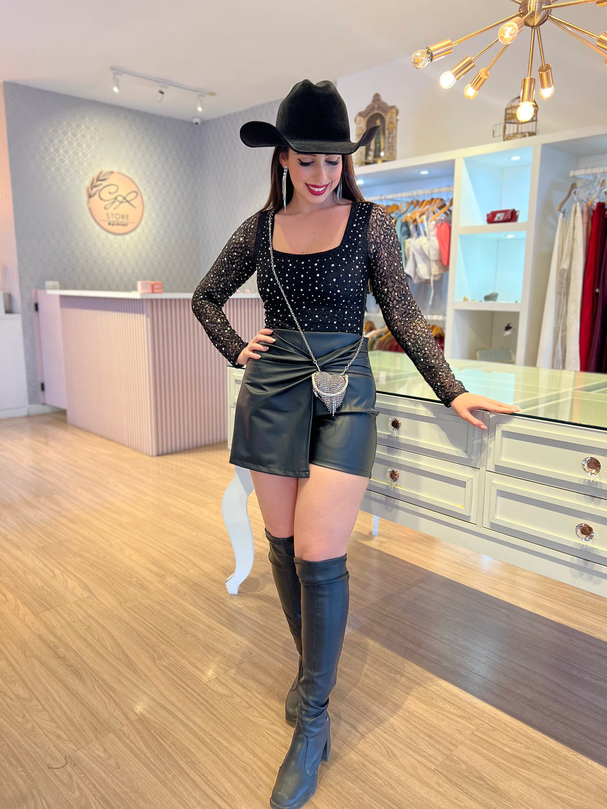 Shorts saia couro nó