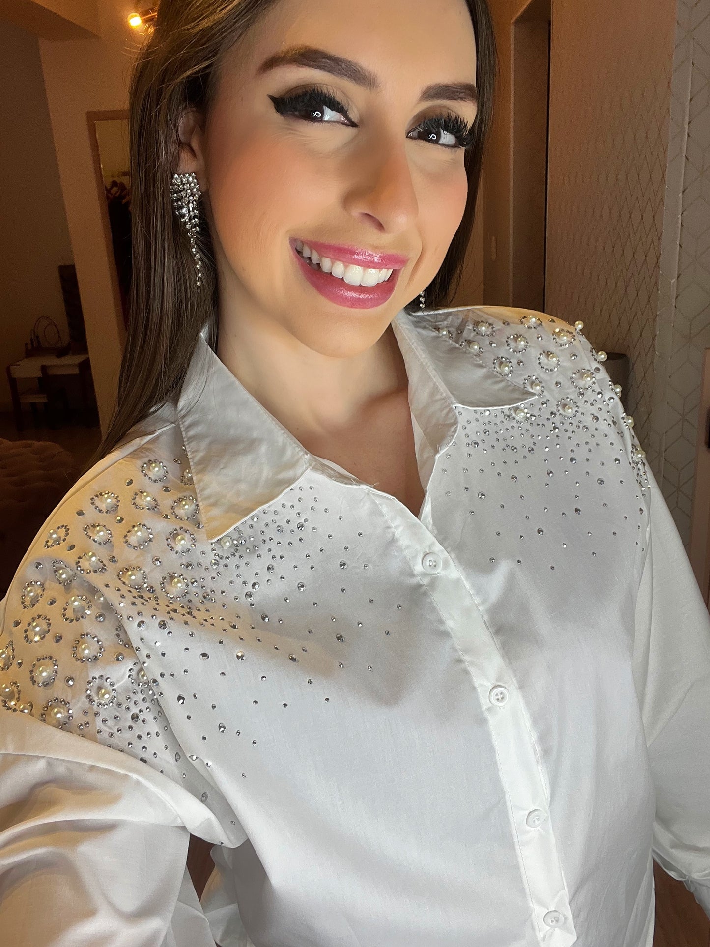 Camisa branca aplicações pedraria