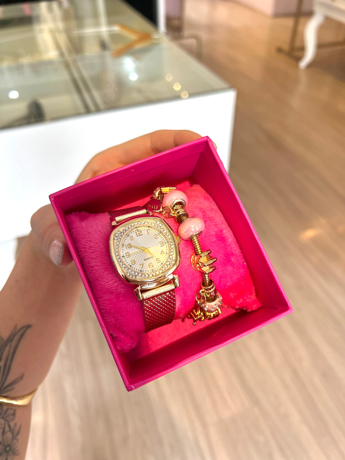 Kit relógio + pulseira dourado