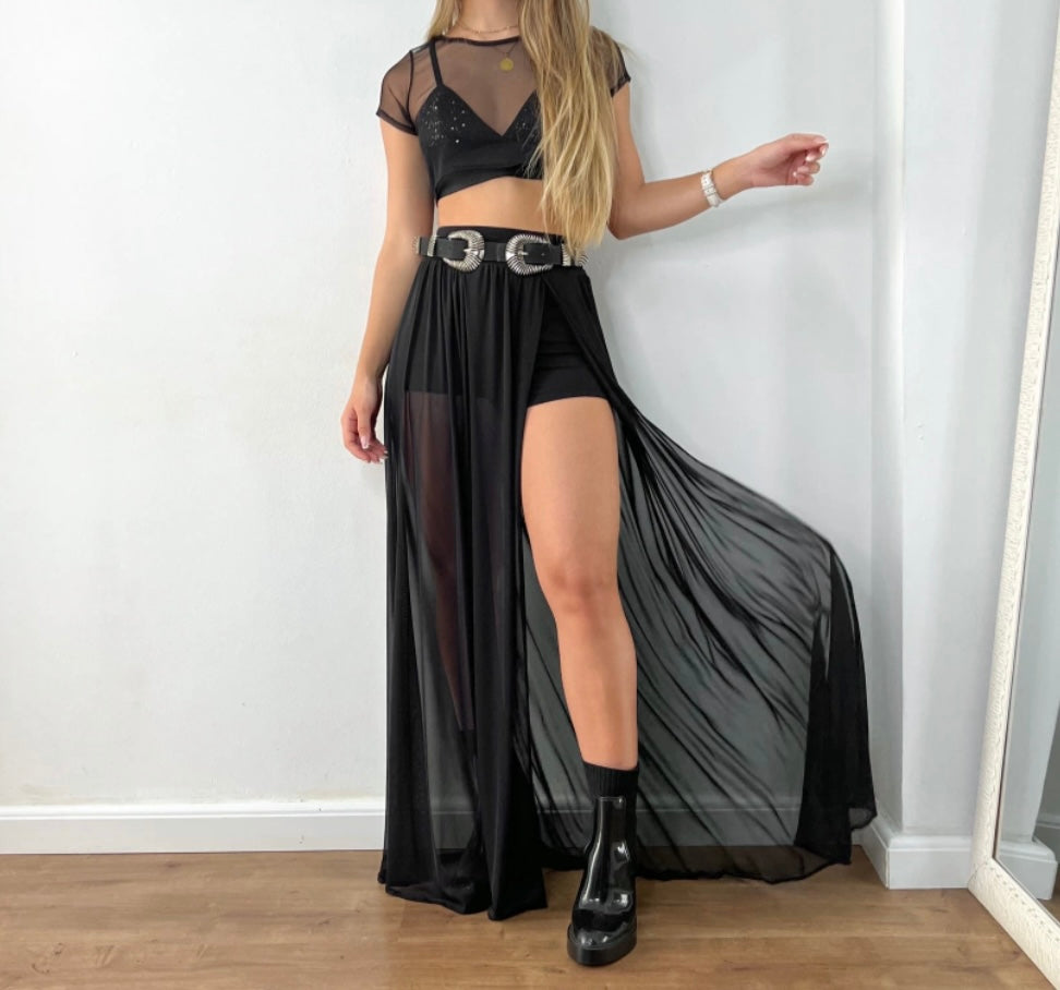 Saia tule com shorts e fenda