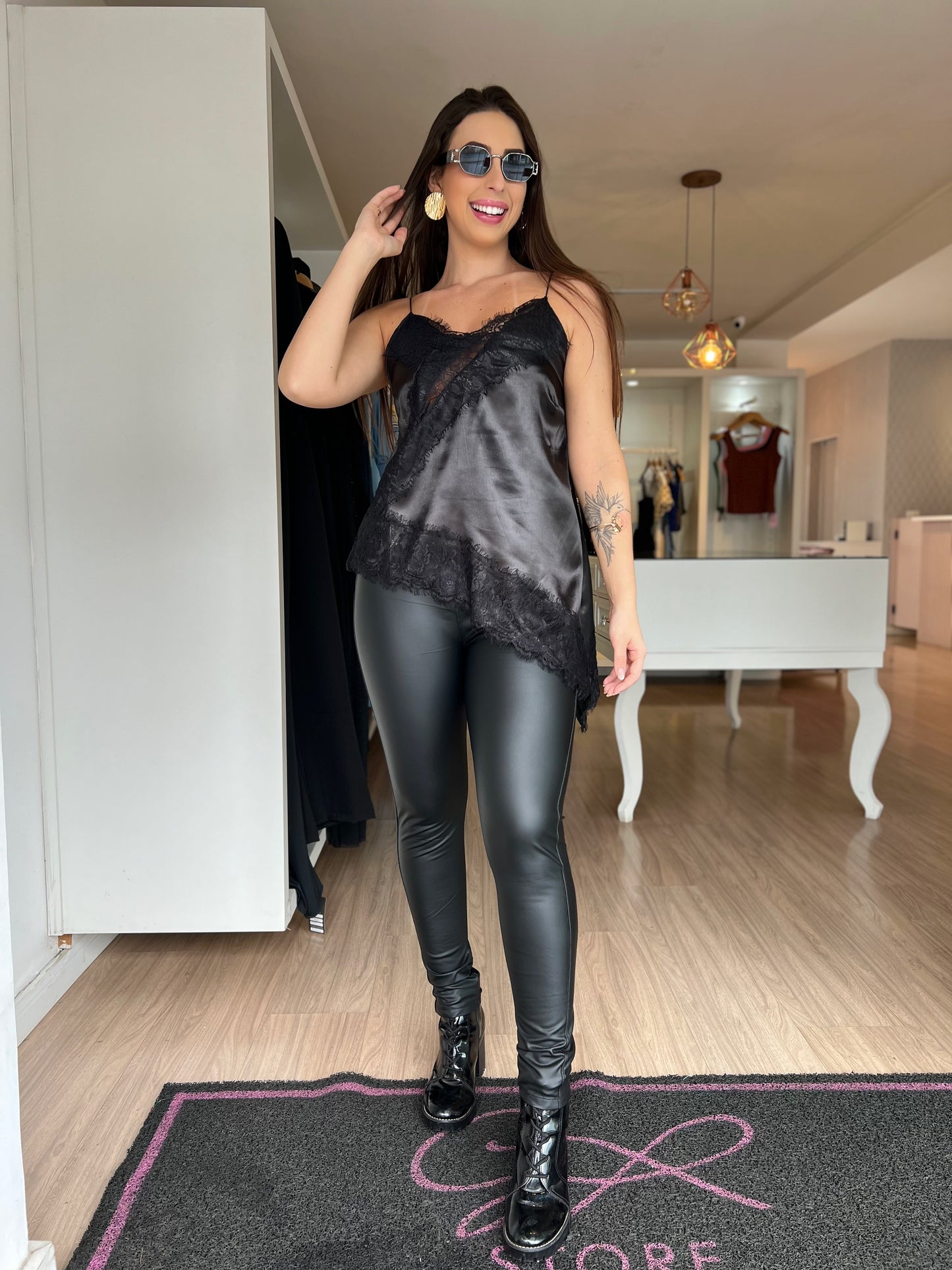 Blusa acetinada preta